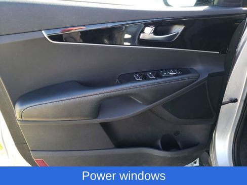 Used 2017 Kia Sorento LX w/ LX Convenience Package image 17