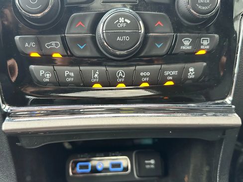 Used 2020 Jeep Grand Cherokee Overland AWD/4WD image 21