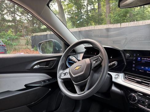 Used 2025 Chevrolet Trax LT FWD image 33