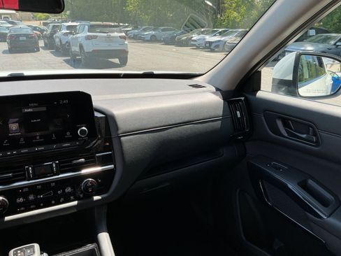 Used 2025 Nissan Pathfinder SV image 32