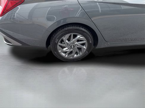 Used 2024 Hyundai Elantra Blue image 40