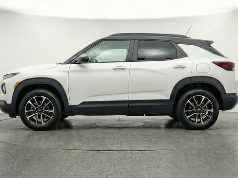 Used 2025 Chevrolet TrailBlazer LT FWD image 3