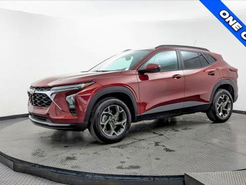 Used 2025 Chevrolet Trax LT w/ LT Convenience Package image 2