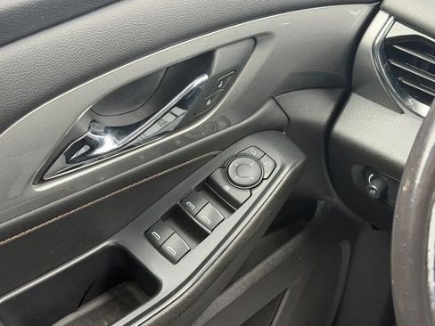 Used 2021 Chevrolet Traverse LT image 13