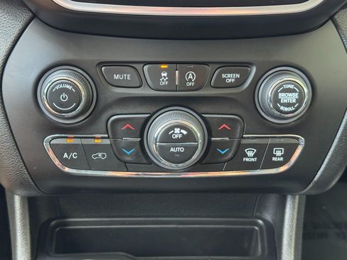 Used 2021 Jeep Cherokee Latitude Lux w/ Comfort/Convenience Group AWD/4WD image 28
