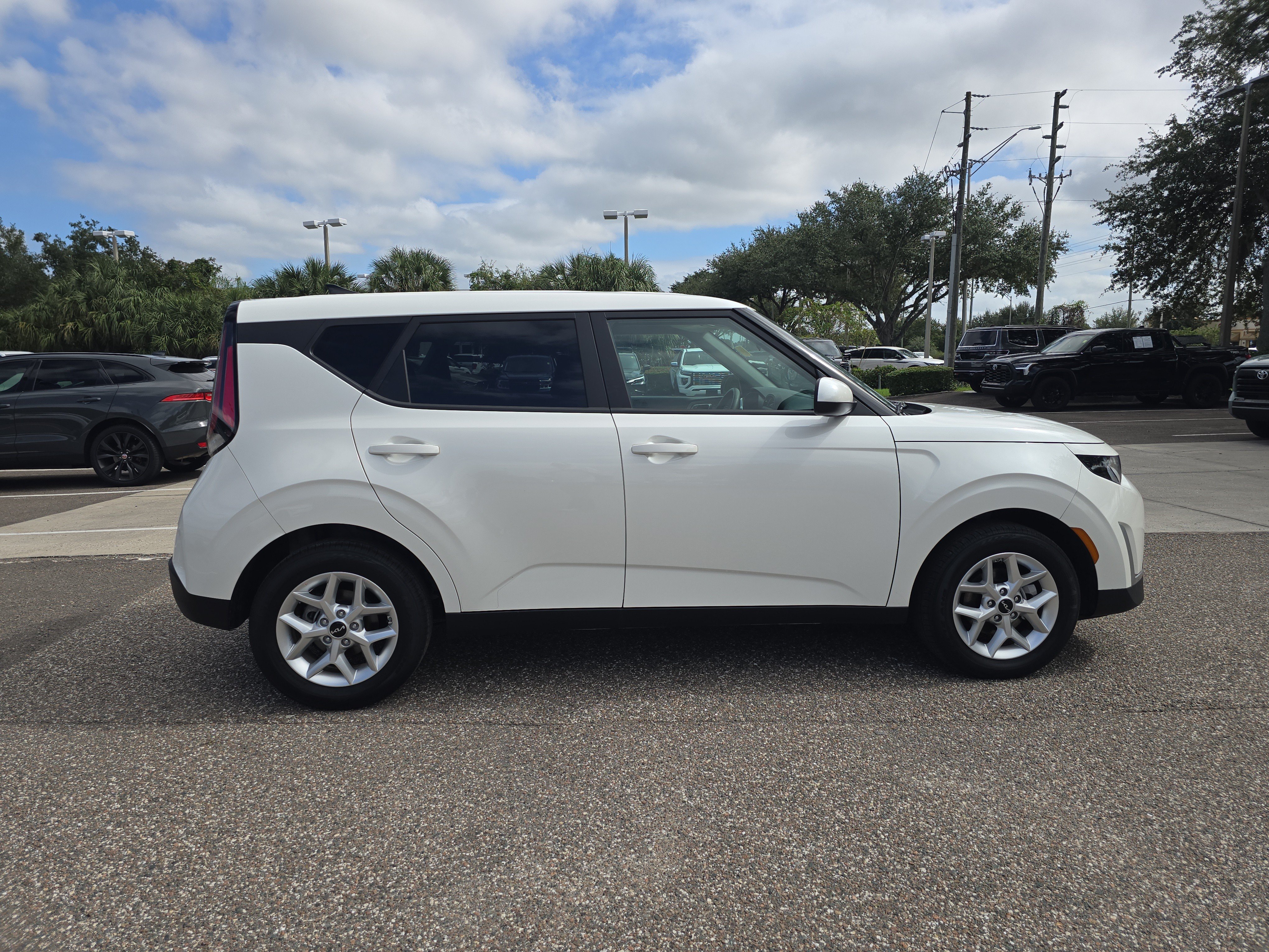 Certified 2025 Kia Soul LX w/ LX Technology Package FWD image 9