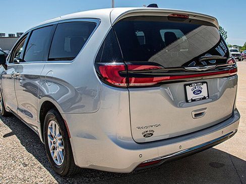 Used 2024 Chrysler Pacifica Touring-L FWD image 3