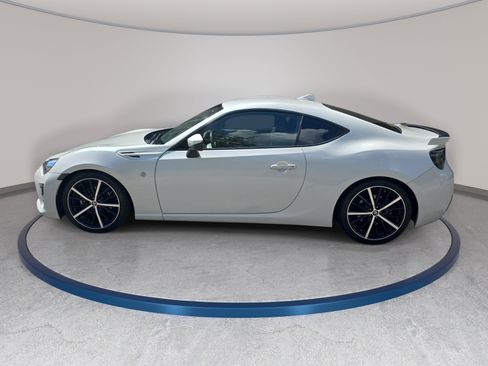 Used 2020 Toyota 86 RWD image 8