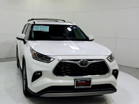 Used 2021 Toyota Highlander Platinum AWD/4WD image 2