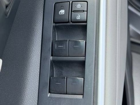 Used 2022 Toyota Highlander LE AWD/4WD image 15