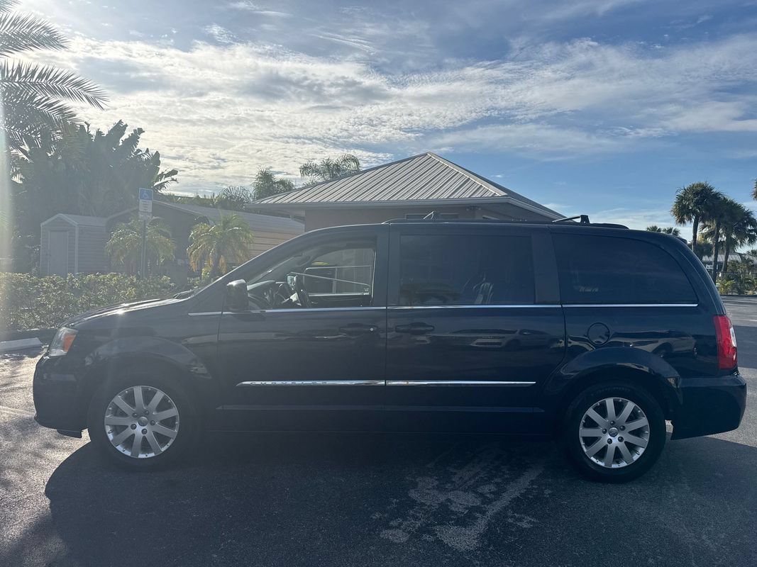 Used 2014 Chrysler Town & Country Touring FWD image 2