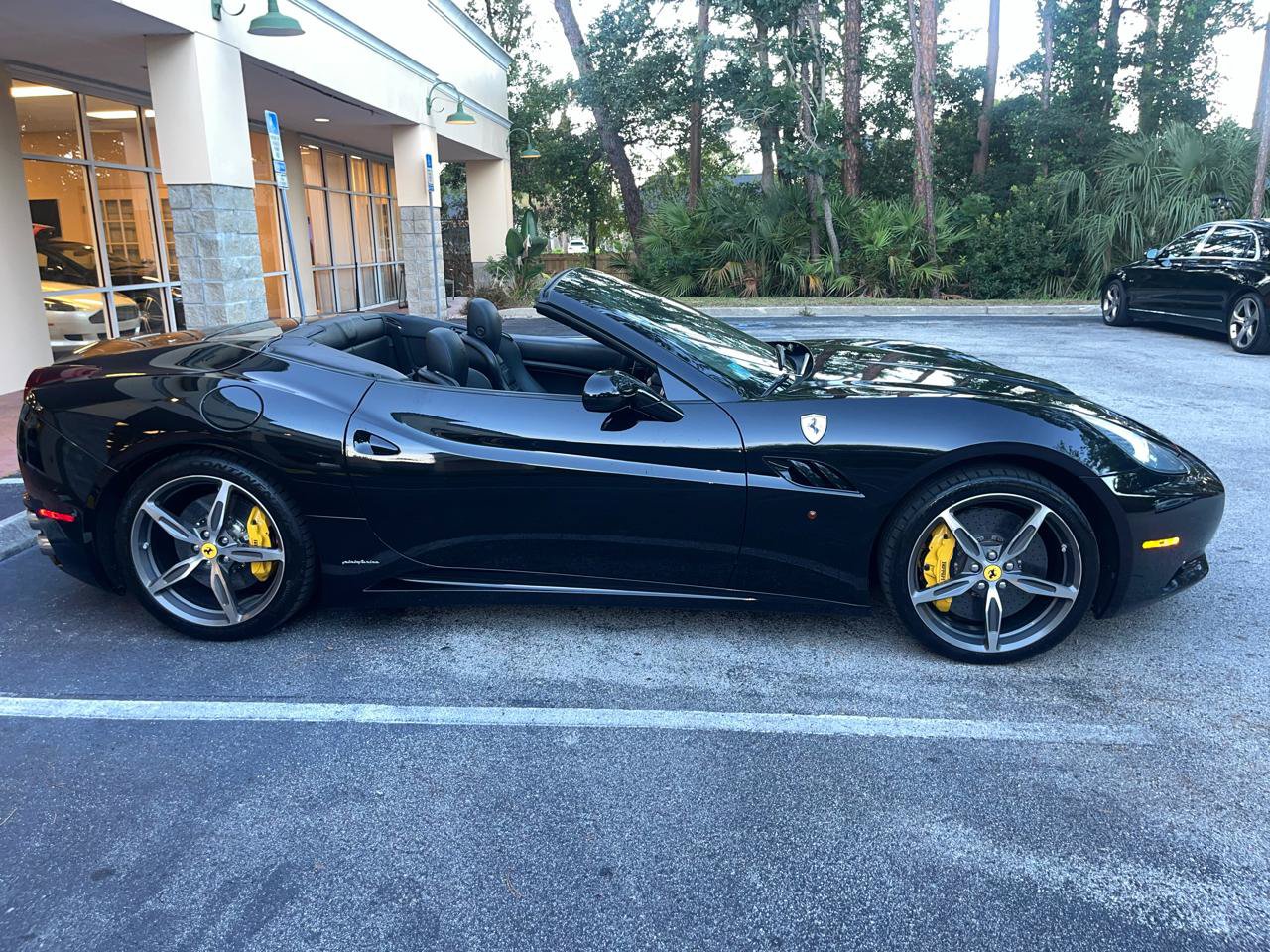Used 2010 Ferrari California RWD image 3