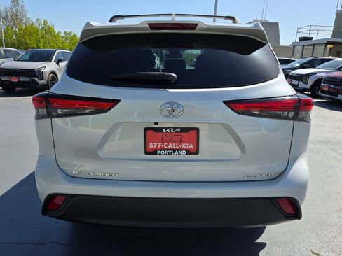 Used 2023 Toyota Highlander XLE AWD/4WD image 4