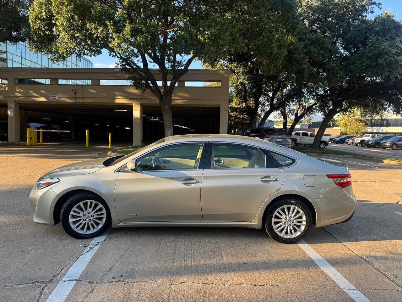 Used 2014 Toyota Avalon XLE Touring FWD image 3