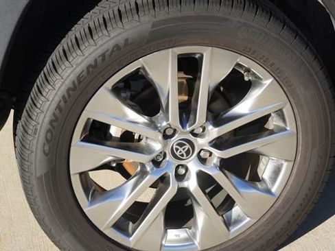 Used 2021 Toyota RAV4 XLE Premium image 10