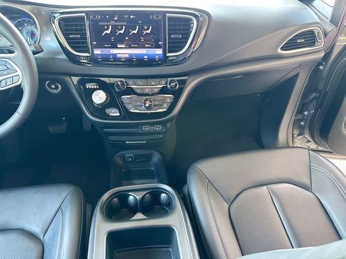 Used 2025 Chrysler Pacifica Select FWD image 26