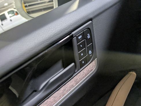 Used 2025 Porsche Cayenne image 29