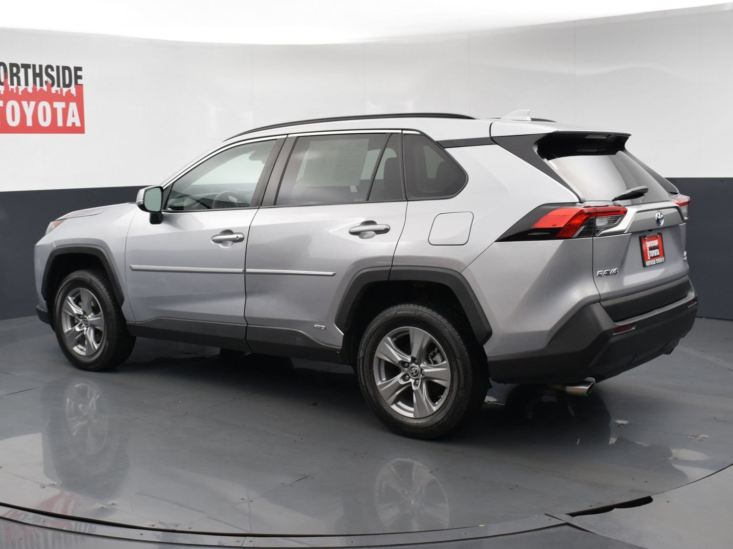 Used 2022 Toyota RAV4 LE AWD/4WD image 2