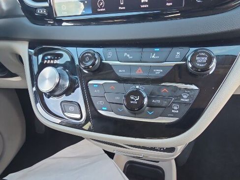 Used 2024 Chrysler Pacifica Touring-L FWD image 5