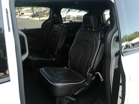 Used 2025 Chrysler Pacifica Limited FWD image 20