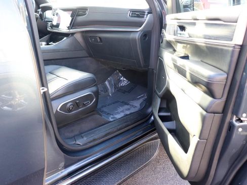 Used 2024 Jeep Wagoneer L Series II w/ Flexible Seating Group AWD/4WD image 17