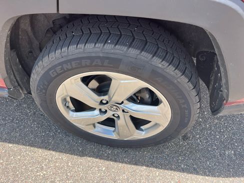Used 2019 Toyota RAV4 Limited AWD/4WD image 9