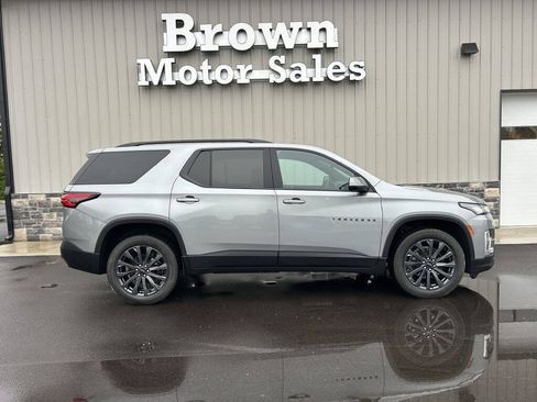 Used 2023 Chevrolet Traverse RS FWD image 2