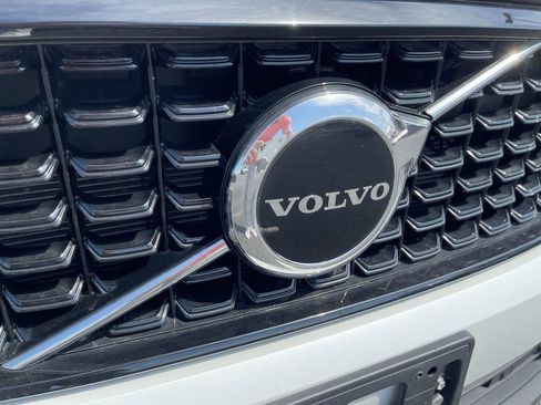 Used 2024 Volvo XC40 B5 Core image 31