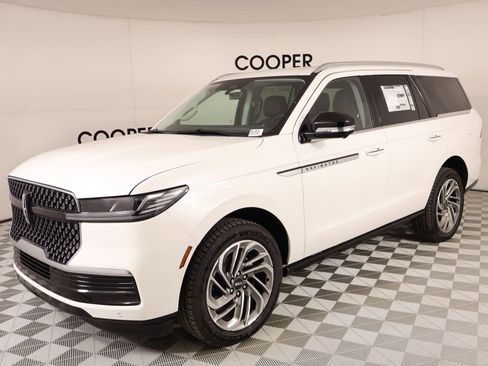 New 2025 Lincoln Navigator Reserve AWD/4WD image 11