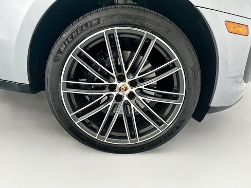 Certified 2025 Porsche Macan AWD/4WD image 32