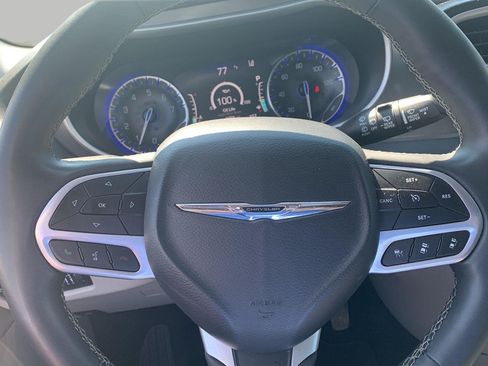 Used 2022 Chrysler Pacifica Touring-L FWD image 9