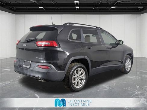 Used 2016 Jeep Cherokee Sport image 5
