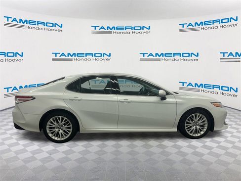 Used 2018 Toyota Camry XLE image 6