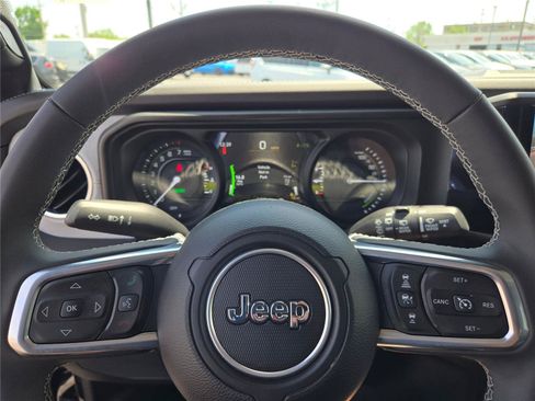 Certified 2025 Jeep Wrangler Unlimited Sahara AWD/4WD image 32
