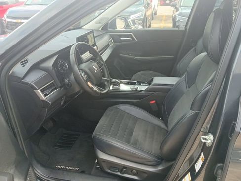 Used 2025 Mitsubishi Outlander AWD image 4