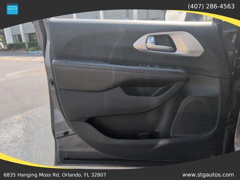 Used 2018 Chrysler Pacifica Touring-L w/ Premium Audio Group FWD image 11