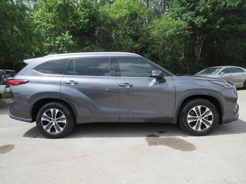 Used 2022 Toyota Highlander XLE FWD image 2