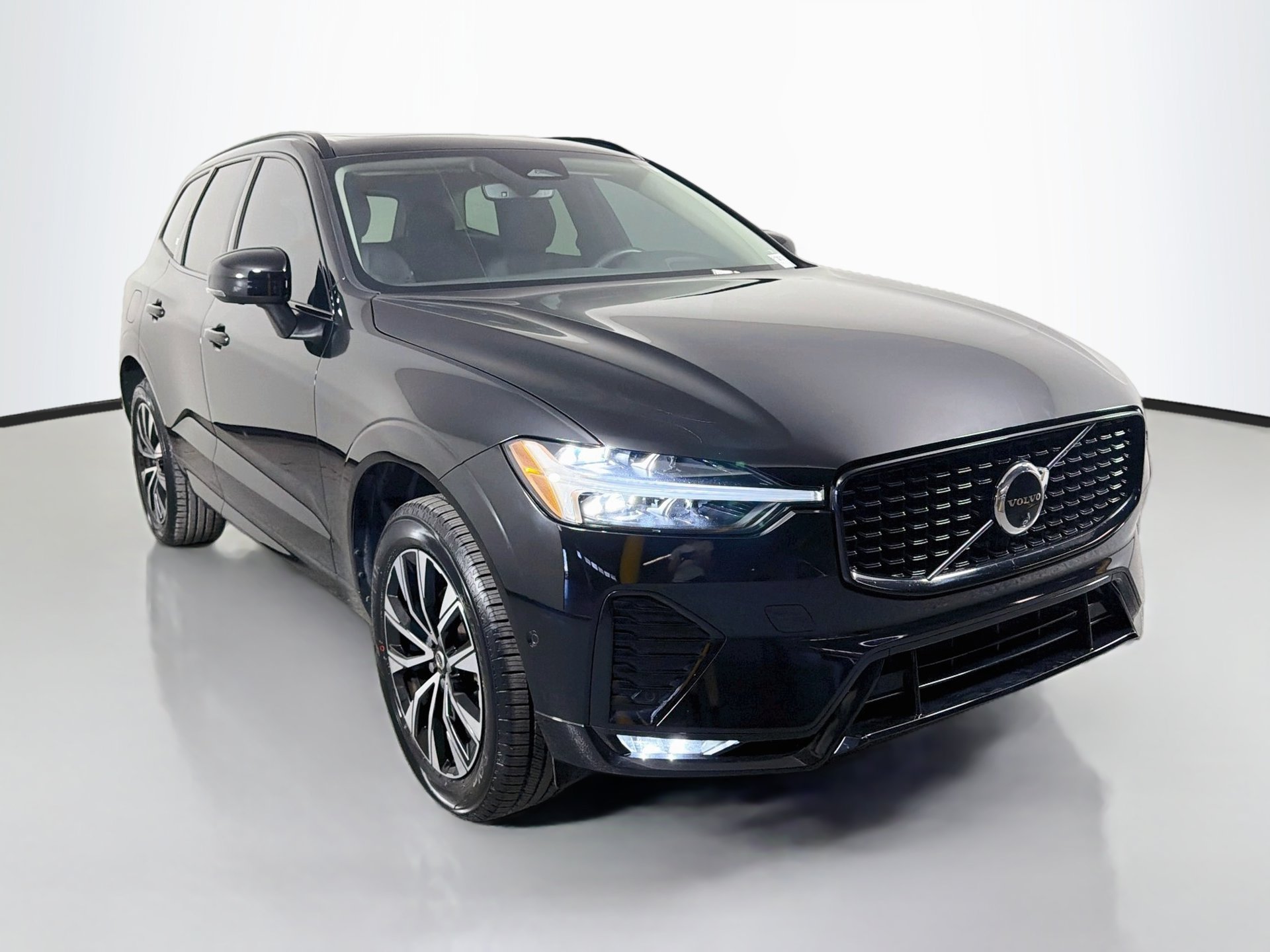 Used 2024 Volvo XC60 B5 Plus w/ Protection Package Premier AWD/4WD image 3