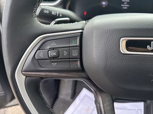 Used 2023 Jeep Grand Cherokee L Limited w/ Luxury Tech Group II AWD/4WD image 17