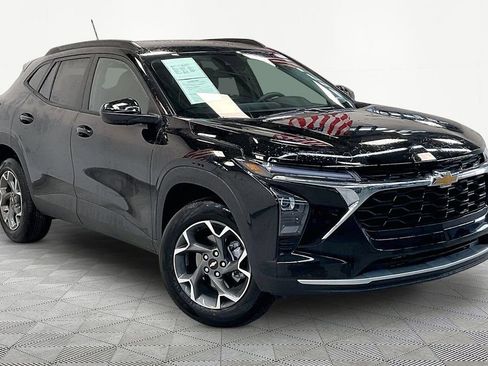 Used 2026 Chevrolet Trax LT FWD image 3