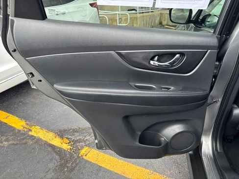 Used 2018 Nissan Rogue SV FWD image 17