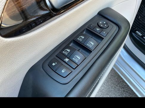 Used 2023 Chrysler Pacifica Limited AWD/4WD image 26
