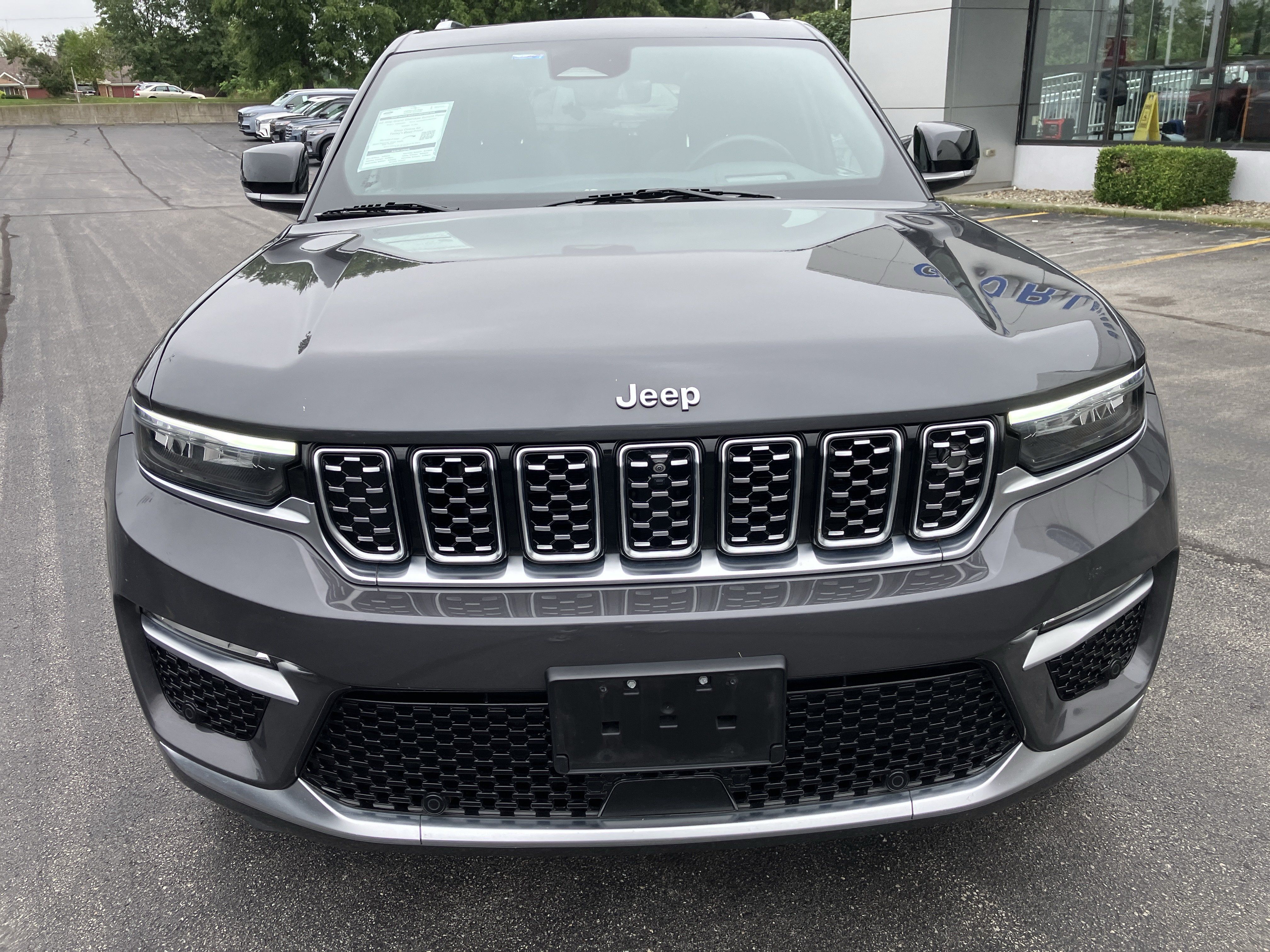 Used 2022 Jeep Grand Cherokee Summit AWD/4WD image 2