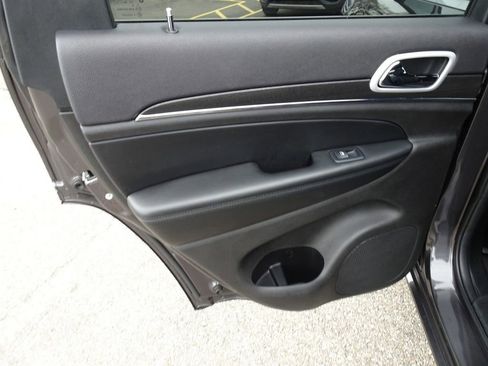 Used 2018 Jeep Grand Cherokee Limited image 17