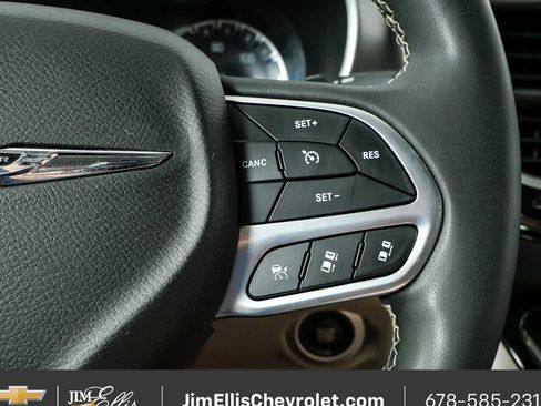 Used 2024 Chrysler Pacifica Touring-L FWD image 11