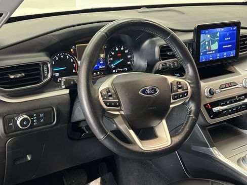 Used 2022 Ford Explorer XLT w/ Equipment Group 202A AWD/4WD image 15