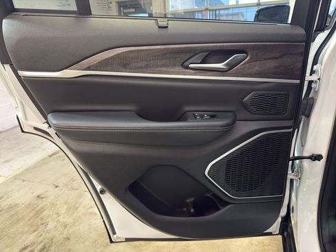 Used 2023 Jeep Grand Cherokee 4WD 4xe w/ Luxury Tech Group II image 29