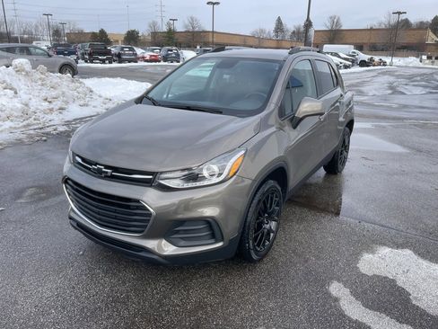 Used 2022 Chevrolet Trax LT w/ Sport Edition image 3