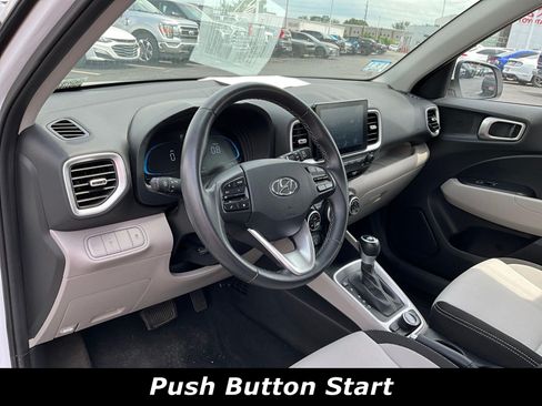 Used 2025 Hyundai Venue SEL FWD image 16