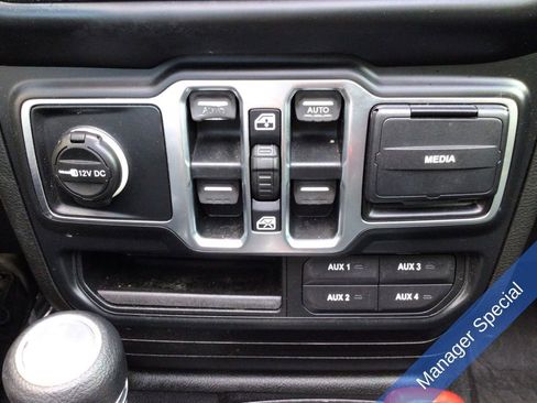 Used 2018 Jeep Wrangler Unlimited Sport S AWD/4WD image 28